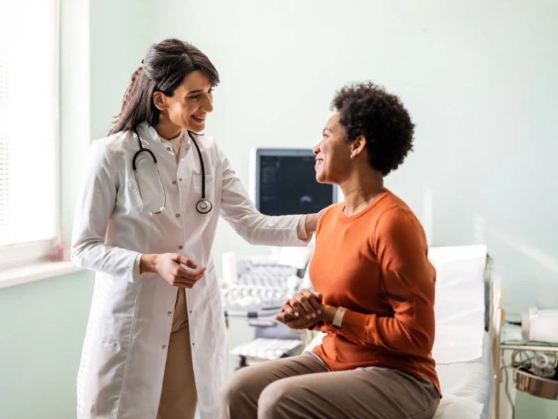 Ärztin im Gespräch mit Patientin während einer medizinischen Beratung.
