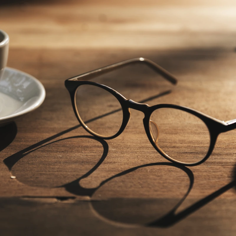 Brille liegt auf einem Tisch – Symbol für Sehhilfen oder Nachdenken