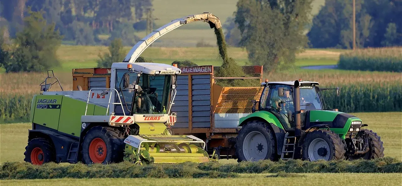 Versicherungsschutz für Landmaschinen – individuell, günstig, zuverlässig Traktor, Mähdrescher, Spritze oder Bodenfräse: Ihre Maschinen sind täglich im Einsatz und unverzichtbar für Ihren Betrieb. Doch Schäden durch Unwetter, Unfälle, Diebstahl oder Technikversagen können teuer werden – und den Ablauf empfindlich stören.